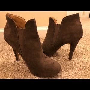 High heels taupe colored